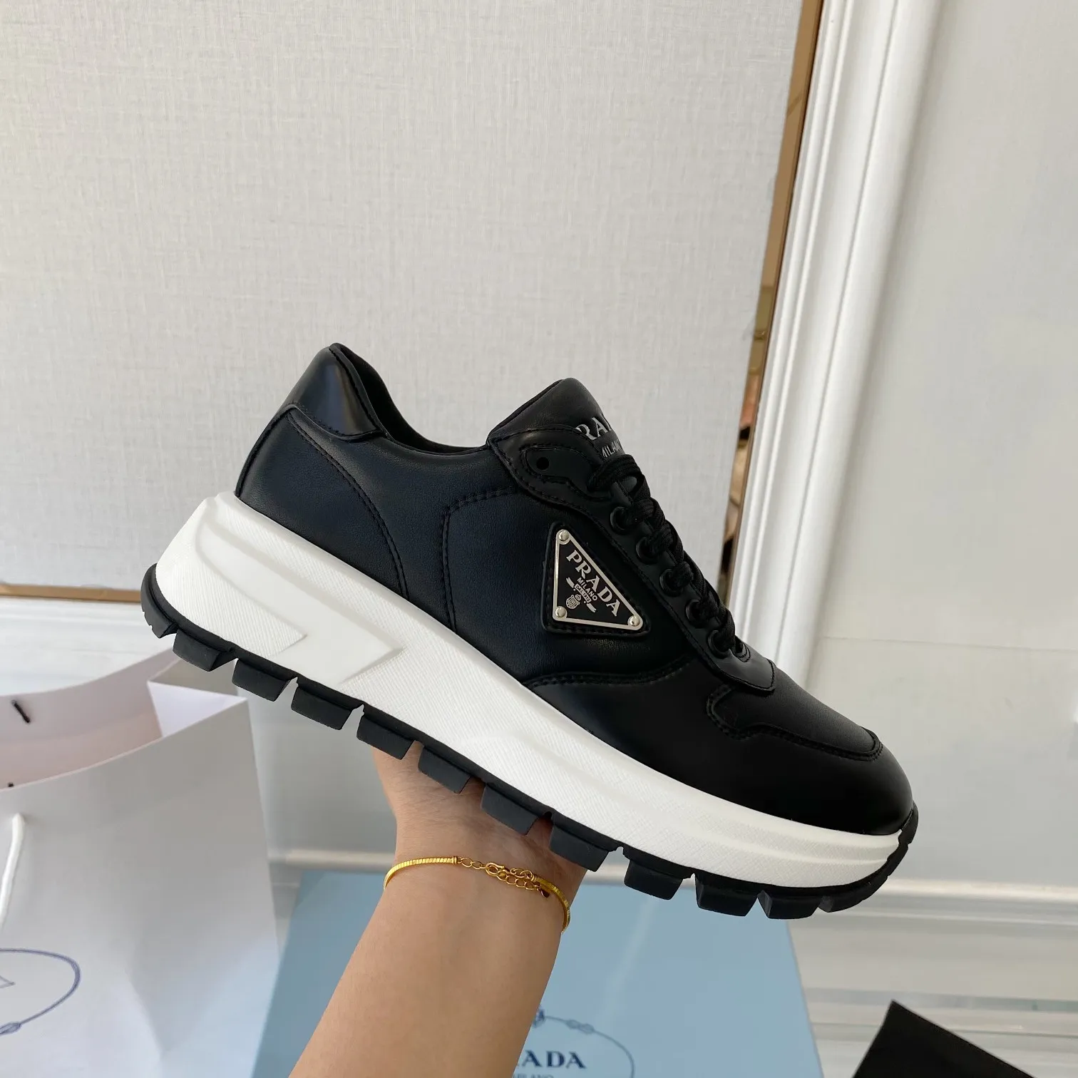 👟👟Ex-factory price 580👟👟 PRADA ²⁰²4 𝐬𝐬Prada’s new product comes with strength! ❣️Many Internet celebrities have the same style, fashionable and versatile nice items, original shoes are developed and purchased from Italian counters, and are reproduced 1:1 according to the original taste. This year’s theme is not to be defined, embodying texture through simplicity💛From thick-soled sneakers to zigzag short boots to 2024 flat shoes, everything reveals a sure-fire momentum...combining gentleness and handsomeness, the finishing touch for women❤️ The top-grade open-edge beaded cowhide with imported cowhide triangle logo is consistent with the original version, the wear-resistant and ultra-light two-color outsole, and the sheepskin lining are breathable and comfortable. ⚛Size: Women's 34-40 ⚛Size: Men's 39-45 Original packaging accessories. ⚛